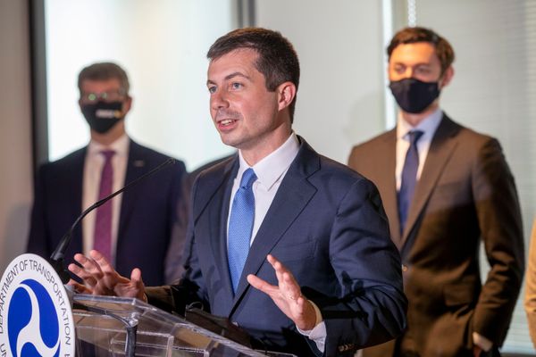 Buttigieg Urges Travelers to Respect Mask Mandates on Planes