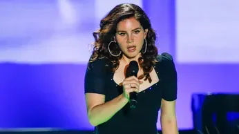 Festival Organizers Cut Lana Del Rey's Mic 5 Minutes Too Soon, Issue Apology